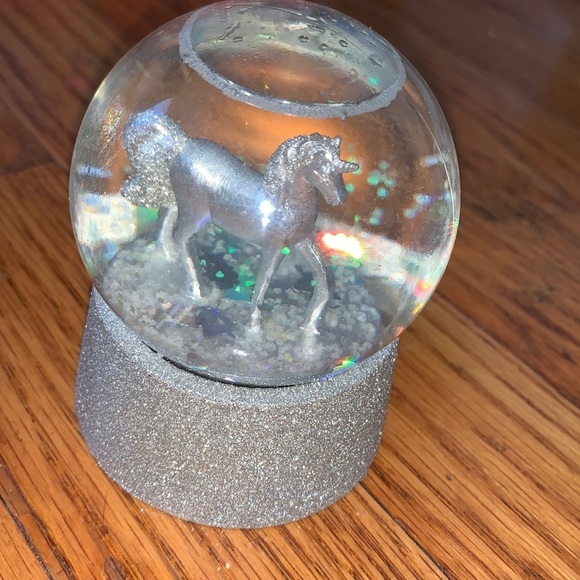 Mini Snow globe with unicorn inside cute mini Snowglobe glitter silver Claire’s - Picture 3 of 14